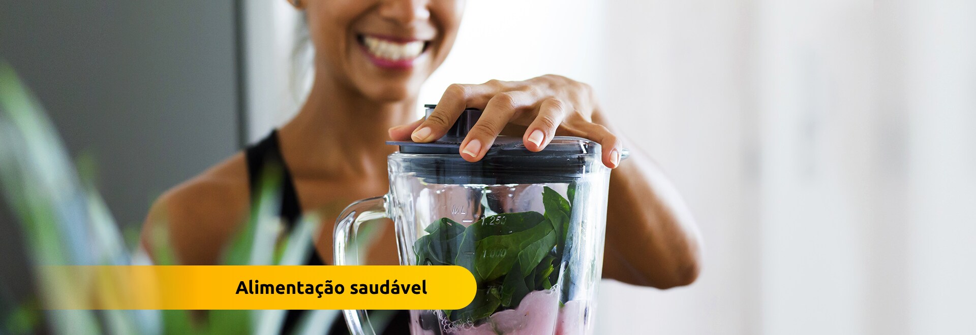 Mulher jovem fazendo um smoothie energético