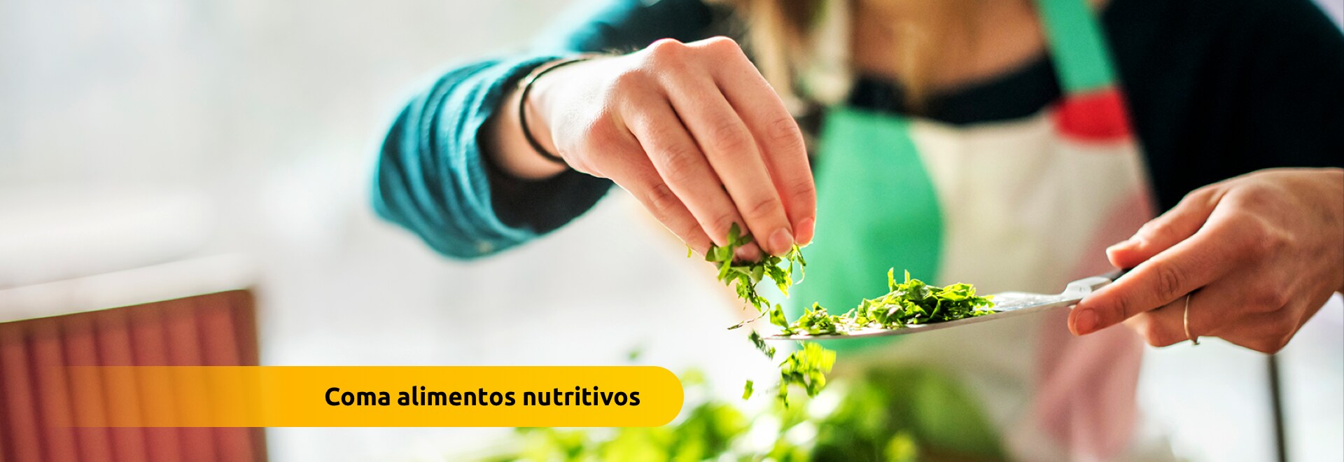Mulher temperando um prato com ervas frescas