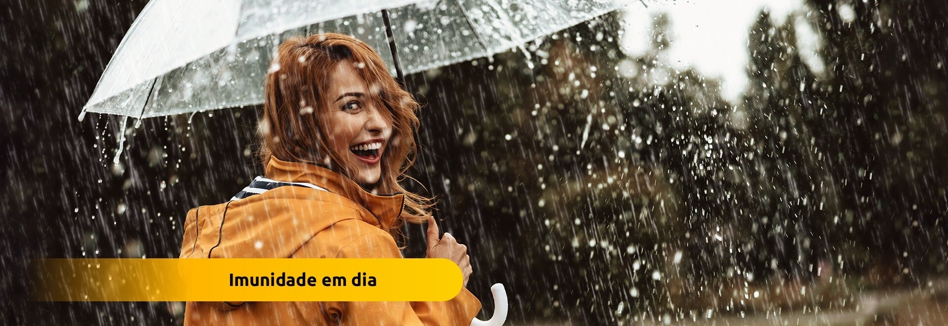 Mulher jovem ativa com guarda-chuva na chuva